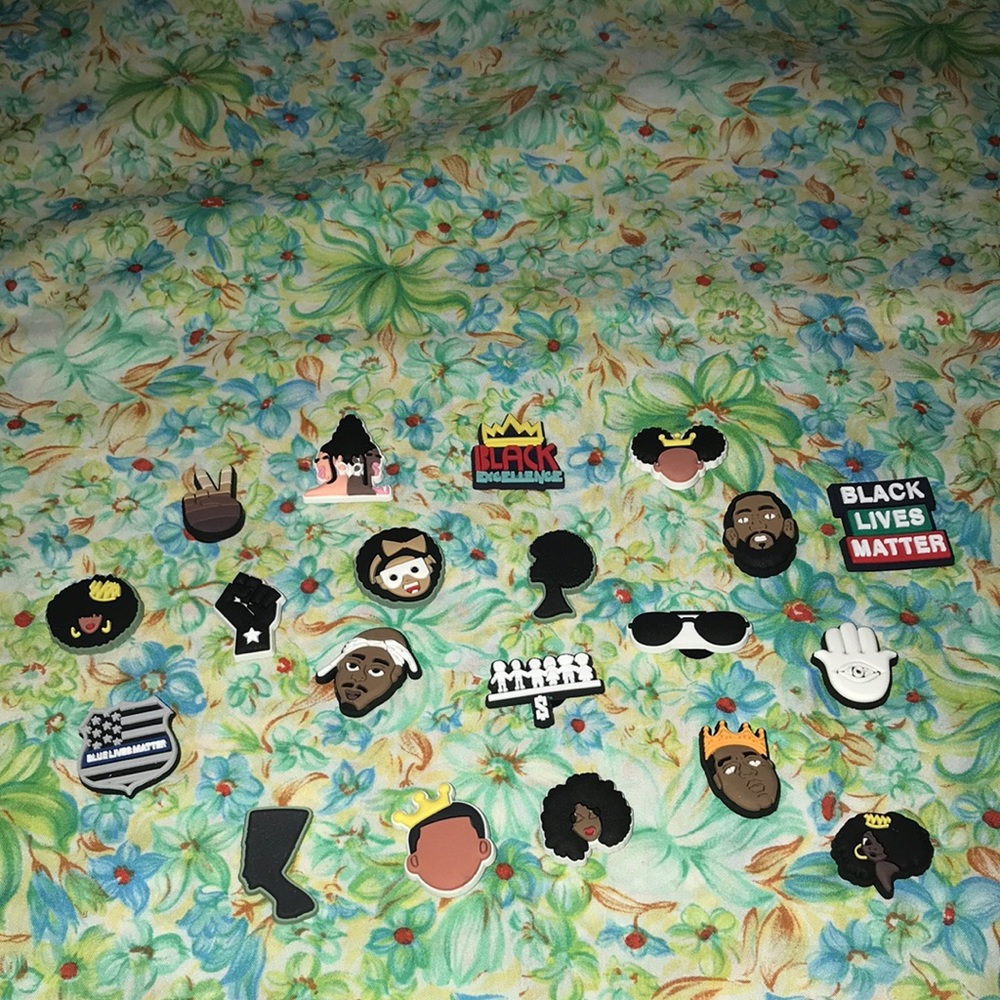 4/$10🌻🌻20 African American crocs buttons